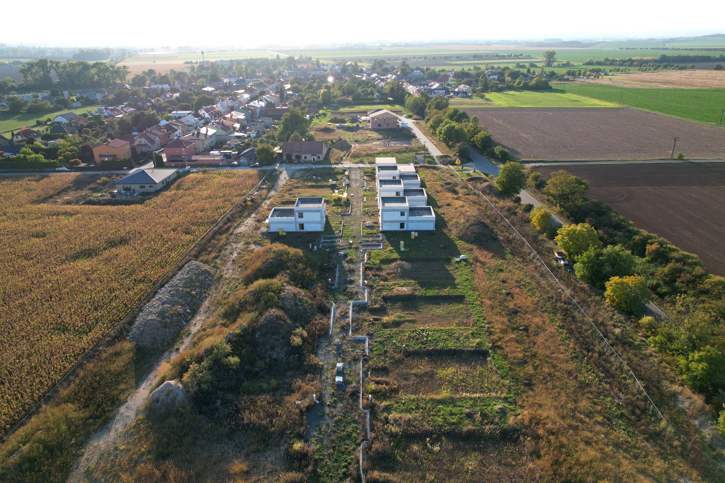 Osa areálu s obcí v pozadí, 150 m nad terénem